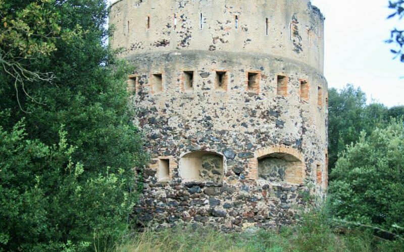 Torre-de-defensa-del-volca-de-Montolivet_font.PatrimoniGarrotxa